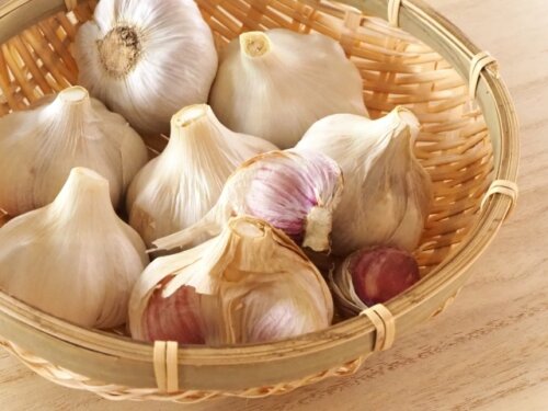 にんにくが変色して茶色になっても食べられる?長持ちさせる保存方法は? | たねちゃんち